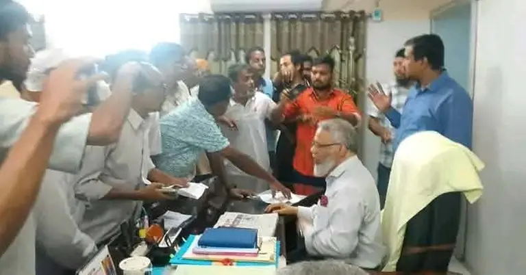 রামেবির উপাচার্যকে জোর করে পদত্যাগ করানোর ছবি